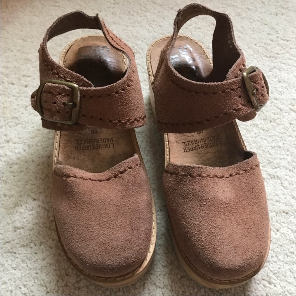 ISO Sam and Libby clogs